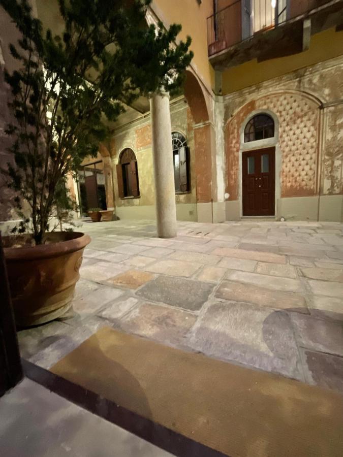 Apartment In 3 Minutes From Duomo Ingresso Via Dei Piatti 밀라노 외부 사진